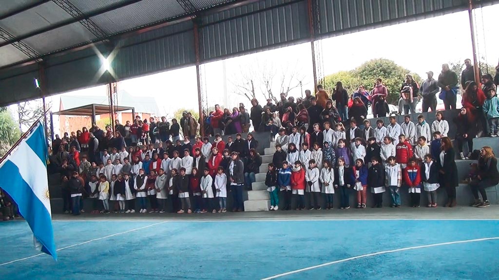 Acto del día de la bandera en polideportivo de Huerta Grande