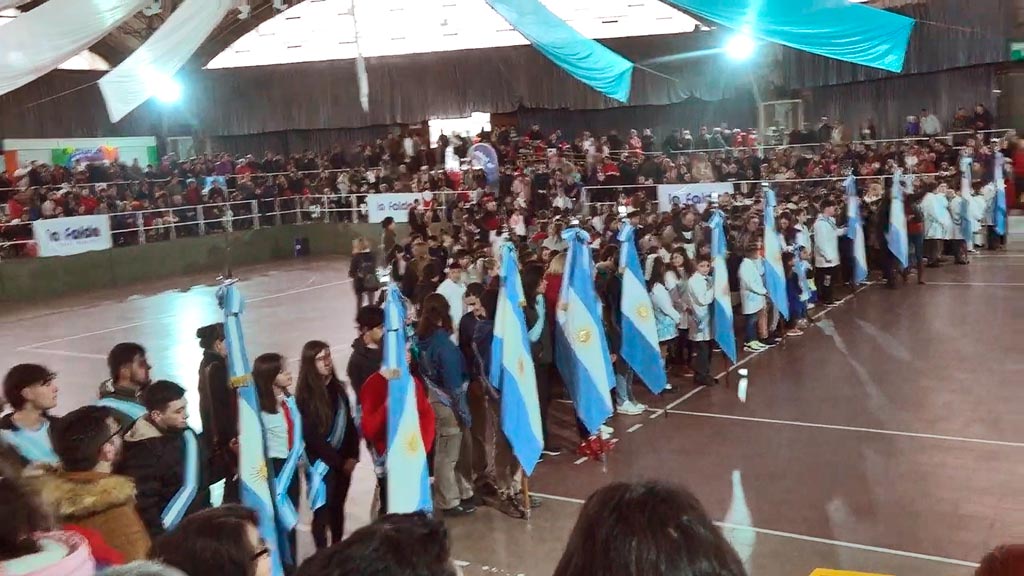 La Falda: acto y promesa de lealtad en el Día de la Bandera