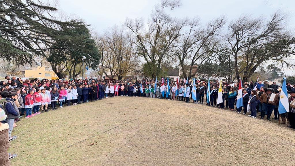 Acto y promesa a la bandera en el jardín de Punilla