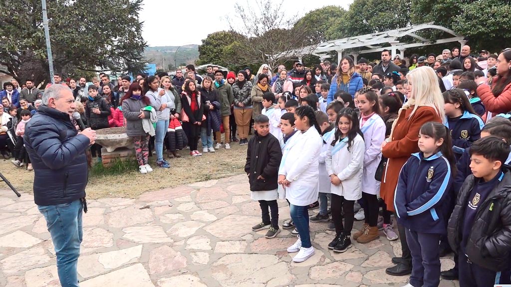 Acto día de la Bandera en plaza Belgrano de Valle Hermoso