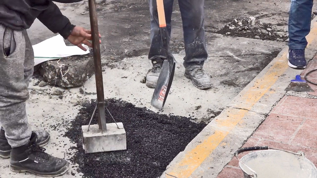 Terminal de ómnibus: prueba de asfalto ecológico en La Falda