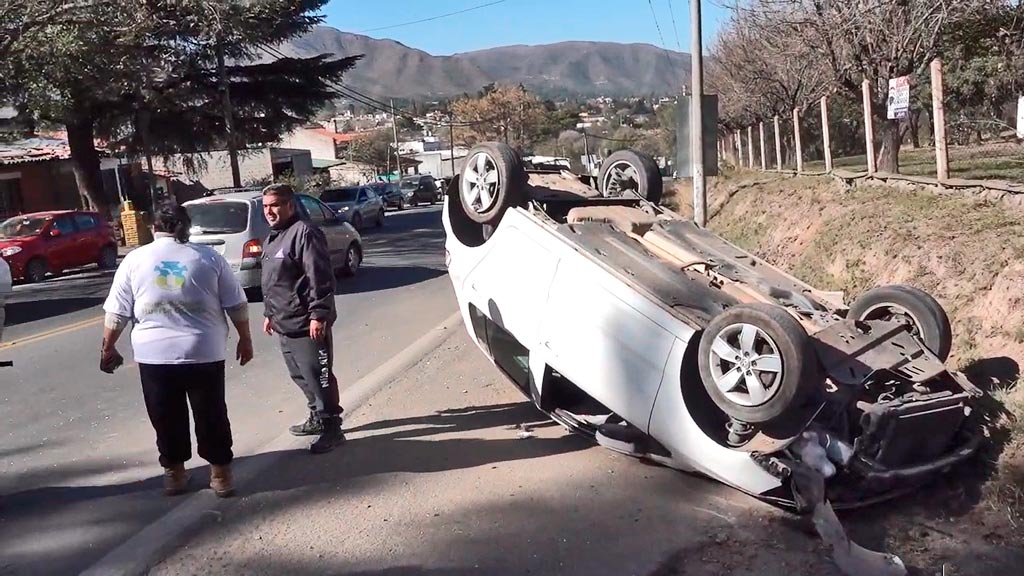 Huerta Grande: Volcó y resultó ilesa en punto crítico de ruta 38