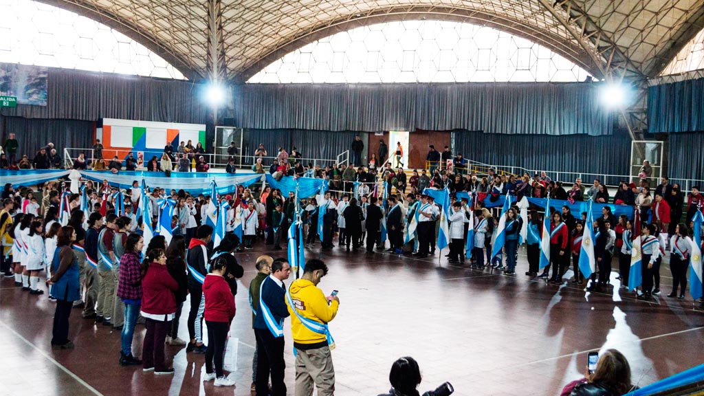 Acto oficial conmemorativo del 25 de Mayo en auditorio de La Falda