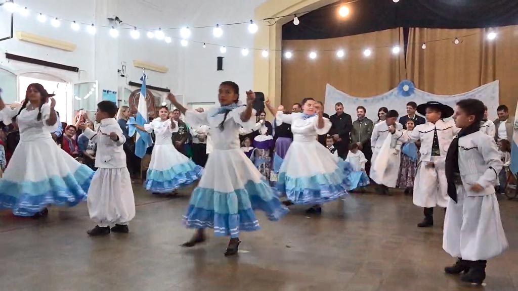 Acto sin desfile por el día de la patria en Villa Giardino