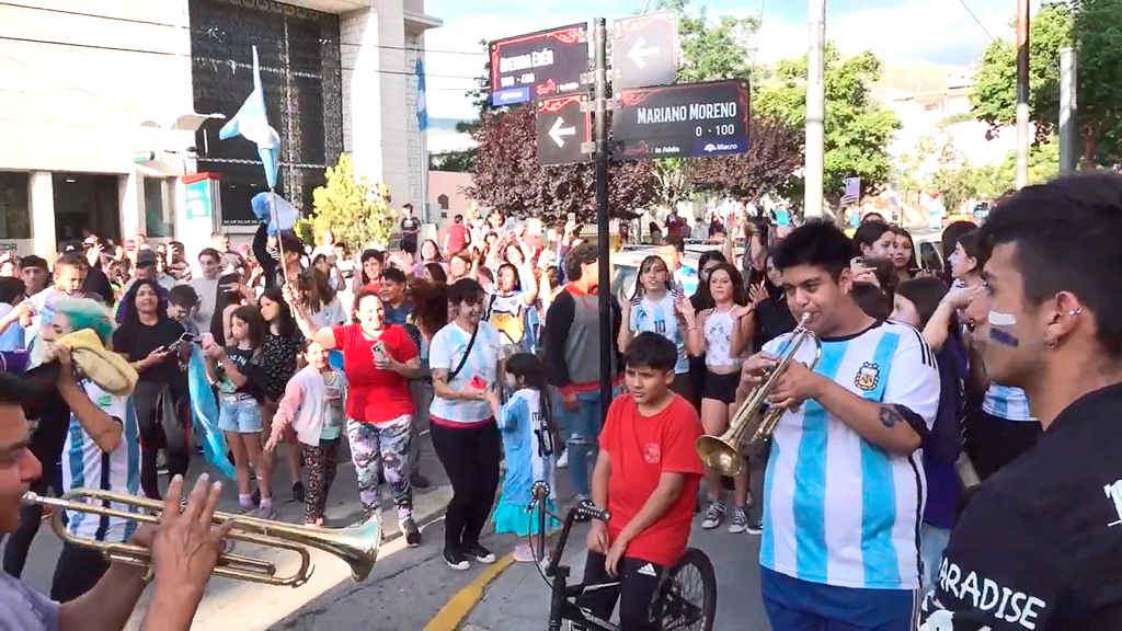 Festejo en centro de La Falda por clasificación de Argentina en Qatar