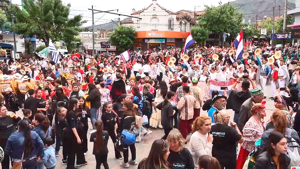 La Eden se colmó de colores y energía de bailarines de La Falda Danza