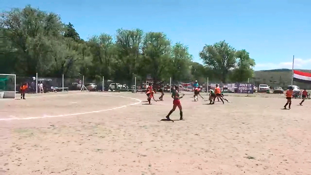 Polideportivo Municipal: 30 equipos femeninos de hockey en Giardino