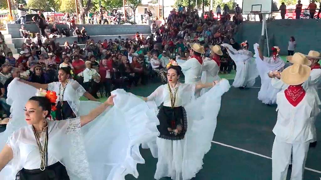 Huerta festejo el Dia del Adulto Mayor y de la Madre