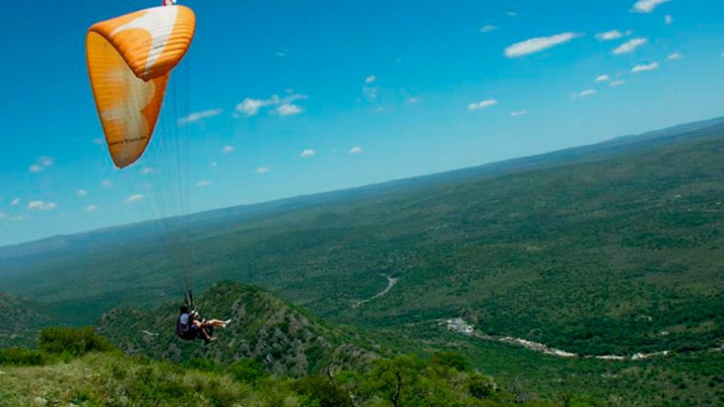 Un hombre murió tras caer con el parapente en La Cumbre