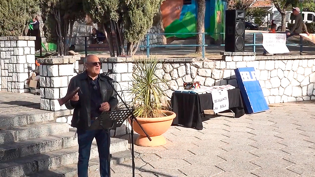 Maratón de lectura bíblica cristiana en plaza San Martín