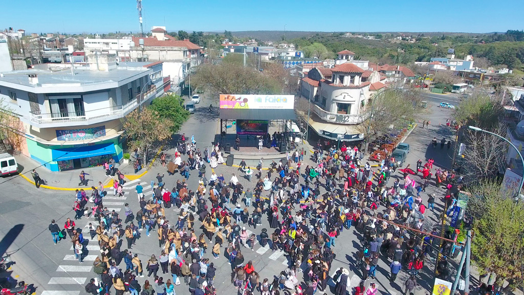 Acto de apertura de EntreDanzados en centro faldense