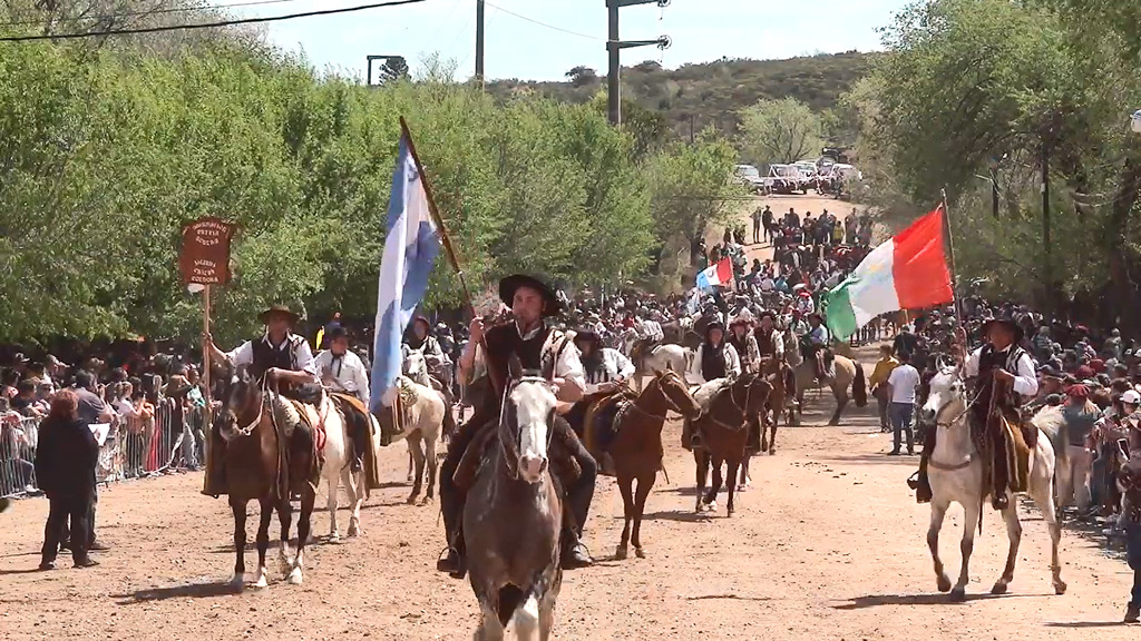 Desfile de más de 4500 gauchos en patronales de Villa Giardino