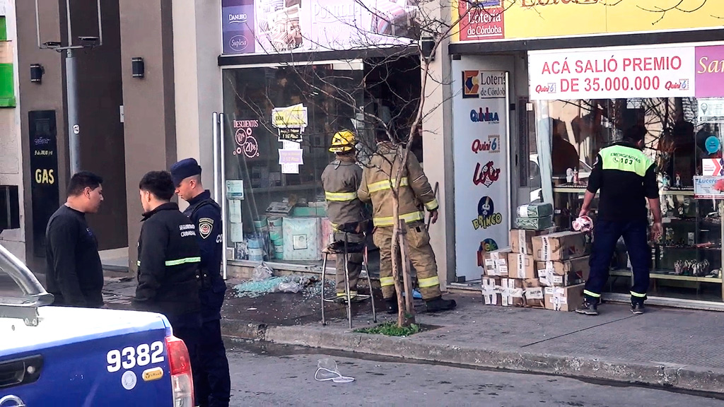 Bomberos faldenses sofocan principio de incendio en comercio 