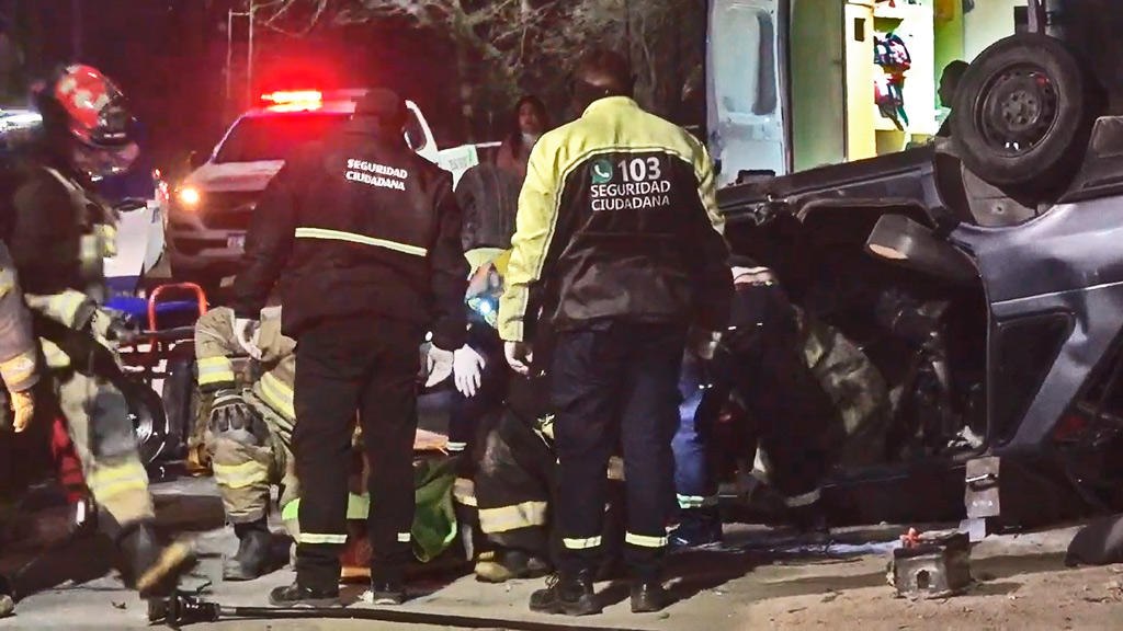La Falda: jóvenes sobrevivieron al vuelco de su automóvil