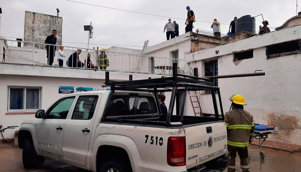 Técnico cayó de 3 metros al techo de la comisaría de La Falda 