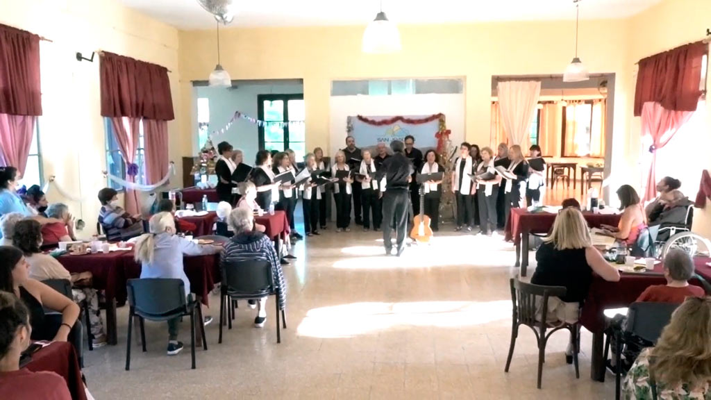 Emociones junto al coro en residencia San Joaquín de La Falda