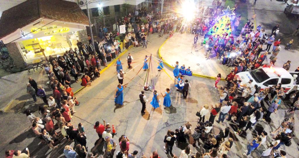 Significativo encendido de árbol faldense con danza y coro