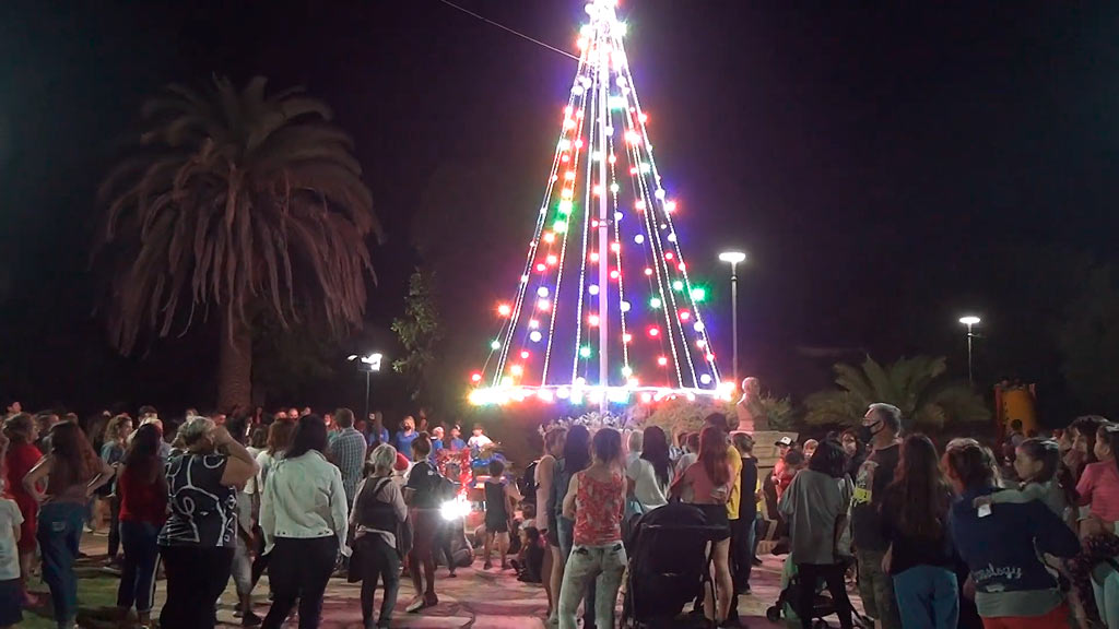 Emociones en encendido de árbol navideño de Valle Hermoso