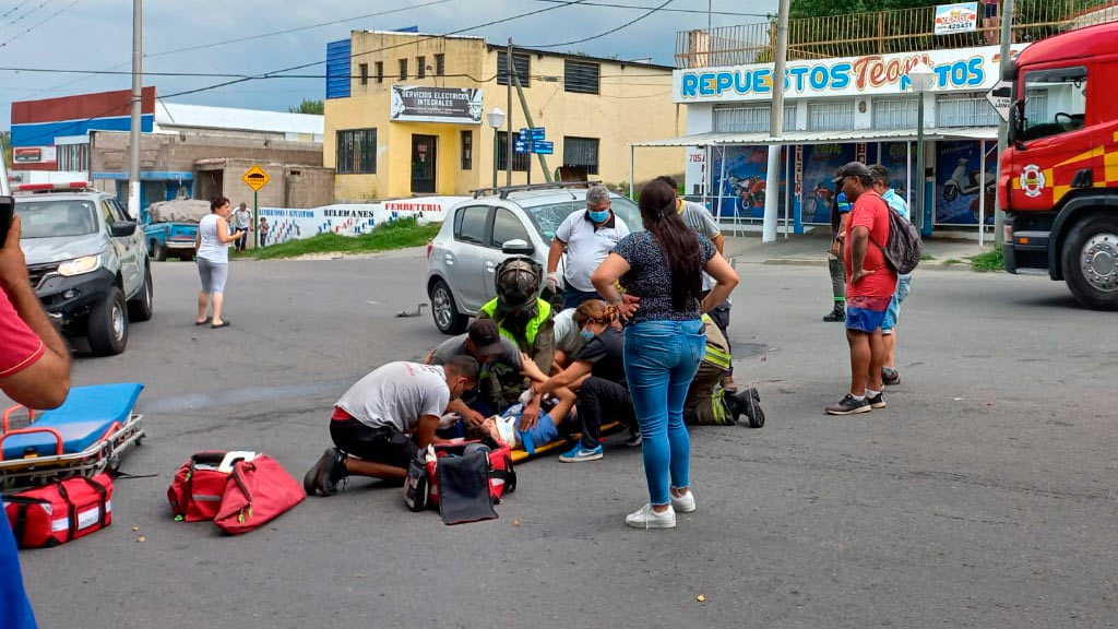 Otro mas: nuevo accidente frontal entre auto y moto