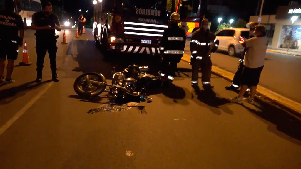 Accidente micro-moto en ingreso norte de La Falda