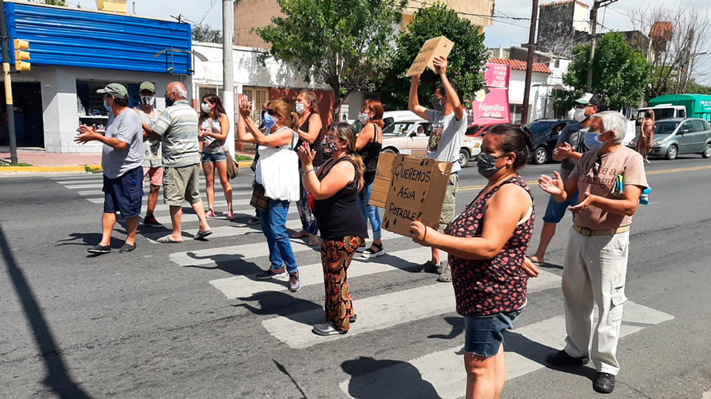 Crisis hídrica: protesta de vecinos indignados en Valle Hermoso