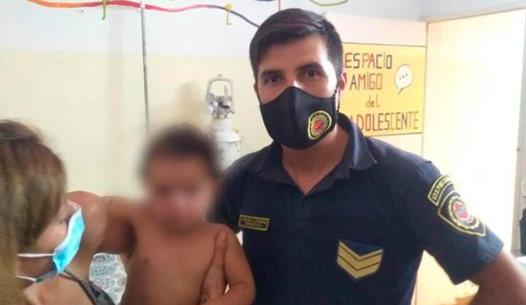 Agentes policiales salvan una bebe de un año