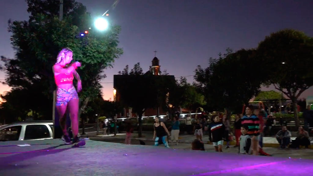 Huerta Grande: Zumba en el atardecer del Centro Cívico