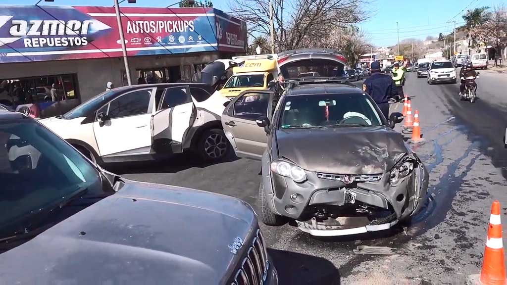 Accidente vehicular con heridos leves en salida norte de La Falda