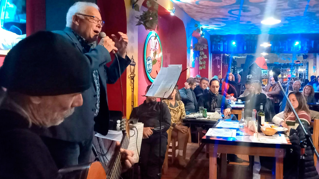 La magia de Simmons y Burgos inició los Tango Café