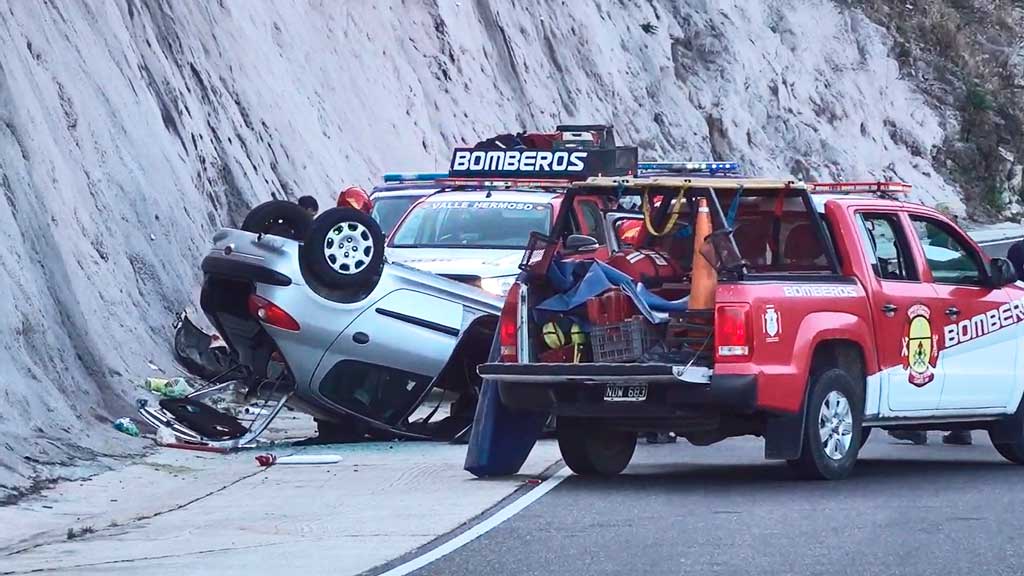 Impactó contra la montaña y volcó en el camino del cuadrado