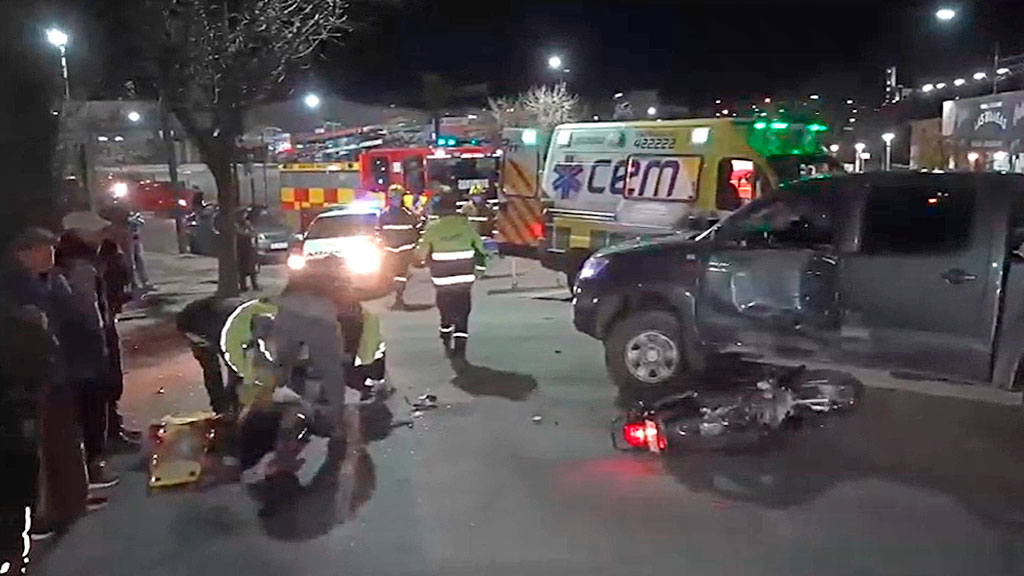 Otro accidente: colisión moto - auto en terminal de La Falda