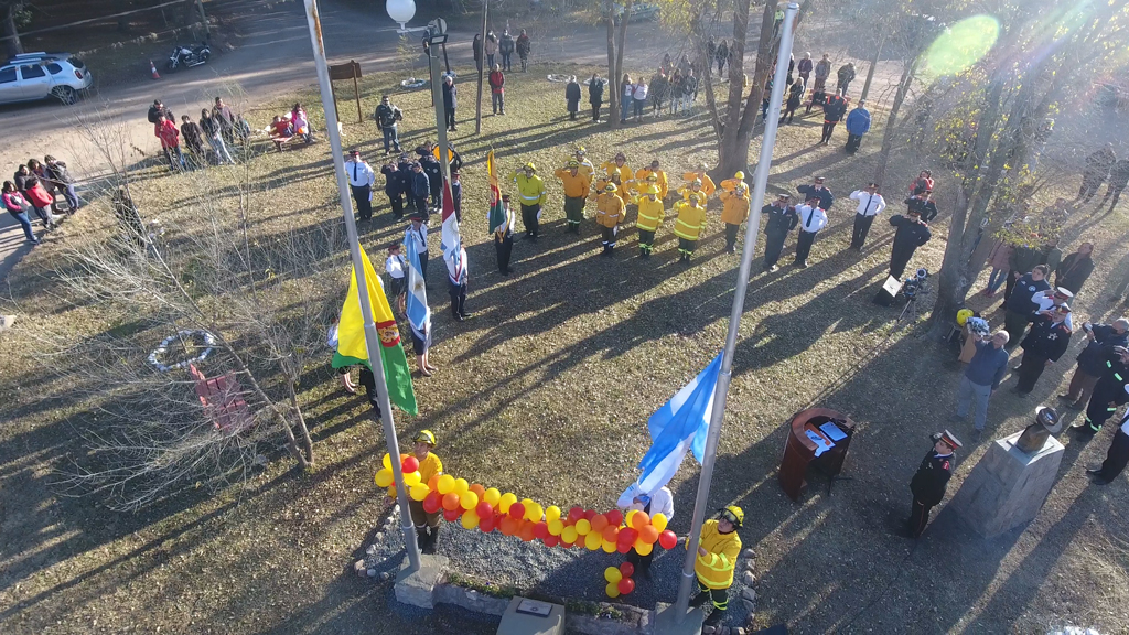 Giardino: ceremonia e inauguración de busto por el día del bombero