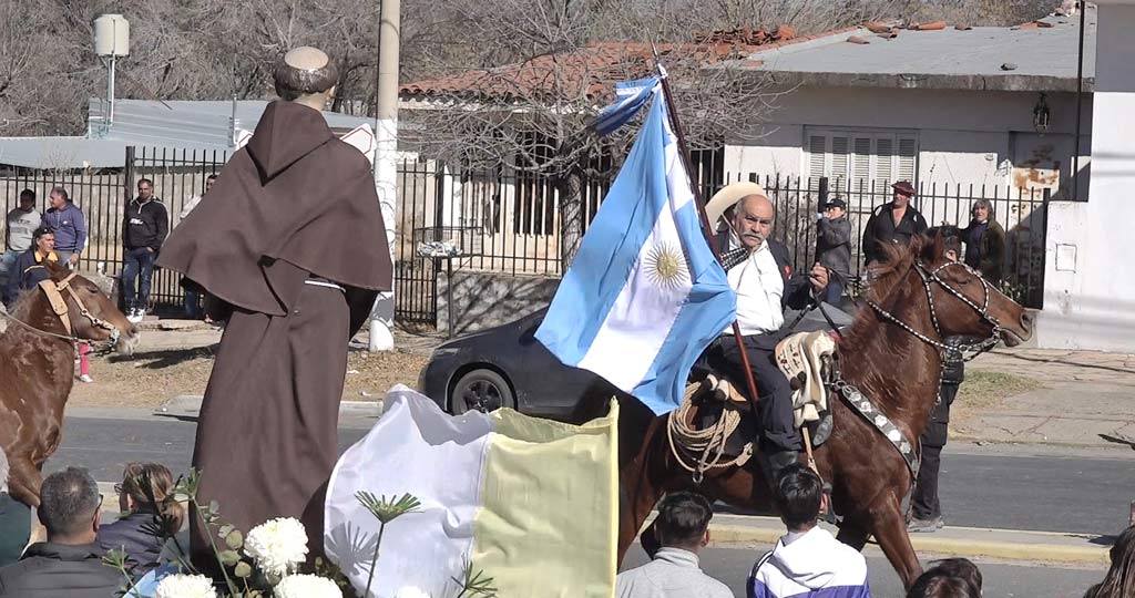 Desfile de agrupaciones gauchas en patronales San Antonio