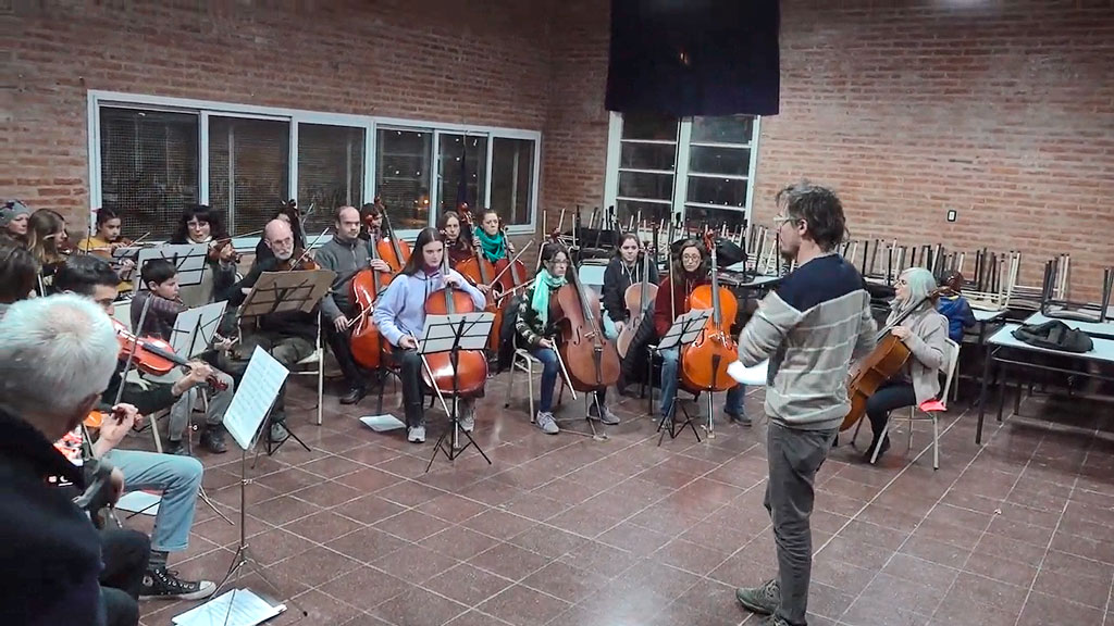 Acordes y emociones en ensayo abierto de orquesta municipal de Giardino