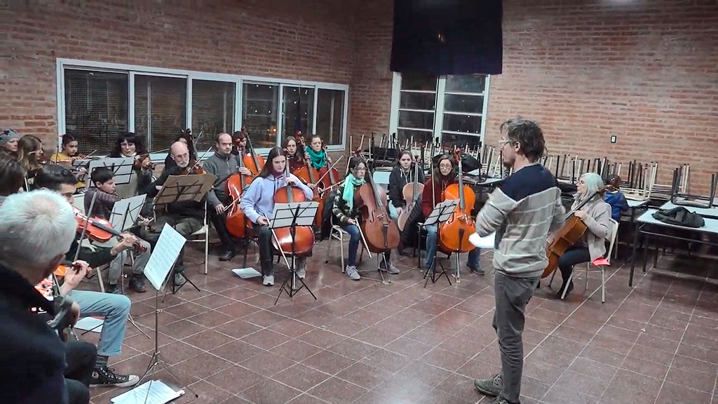 Acordes y emociones en ensayo abierto de orquesta municipal de Giardino