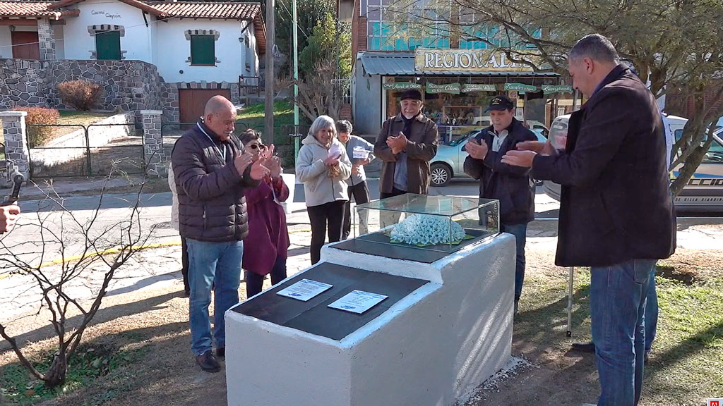 Hortensias para nuestros héroes: mosaiquistas inauguran símbolo de soberanía