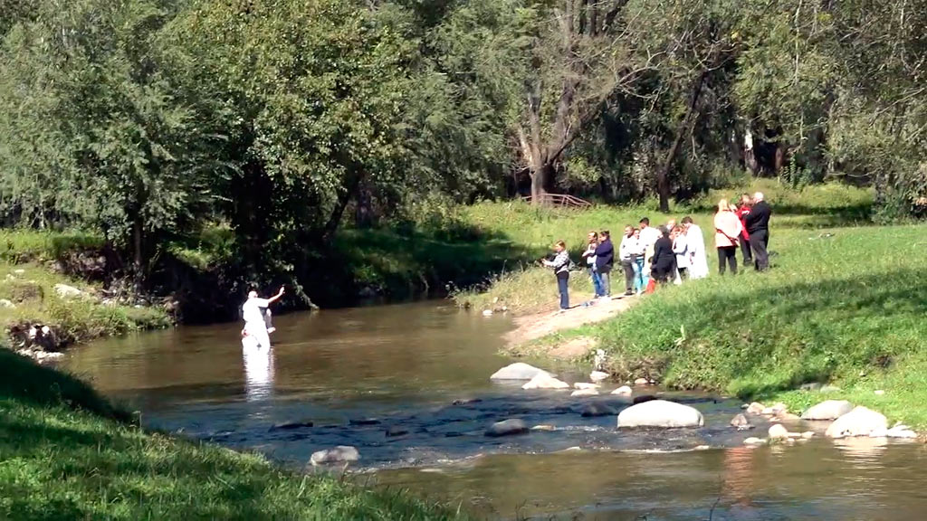 Bautizo de Iglesia cristiana en río de Casa Grande