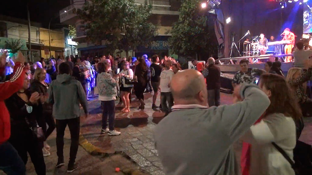 Layla y el grupo Cristal animaron el baile en centro faldense