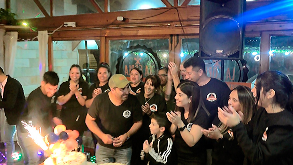 Resto bar La Copla festejo con peña su tercer aniversario