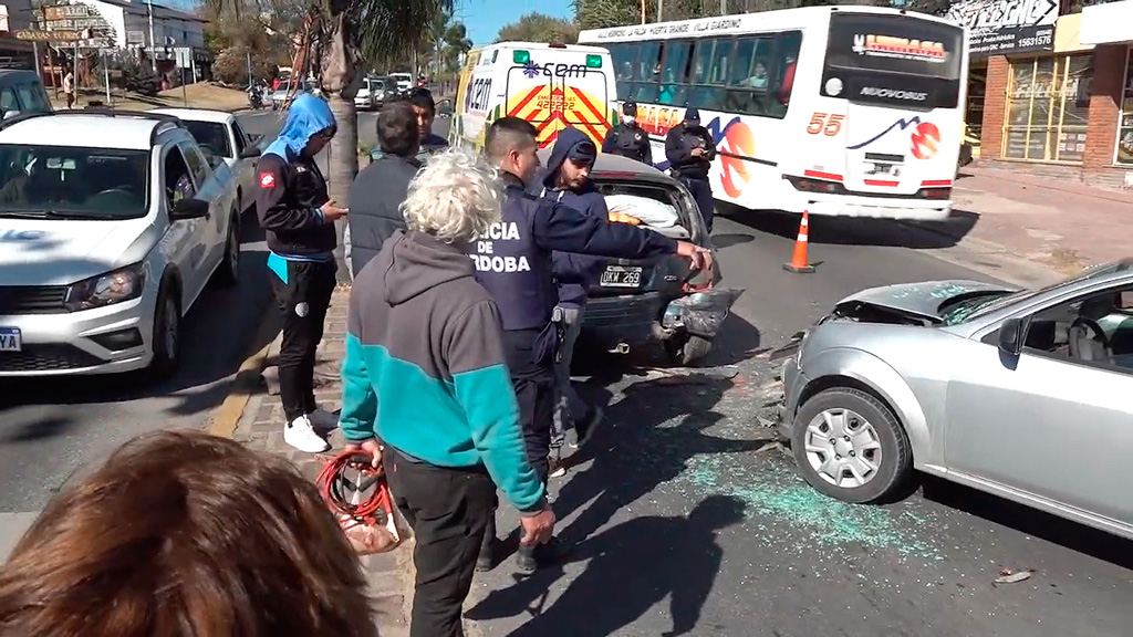 La Falda: choque de conductores riojanos en la Av. España