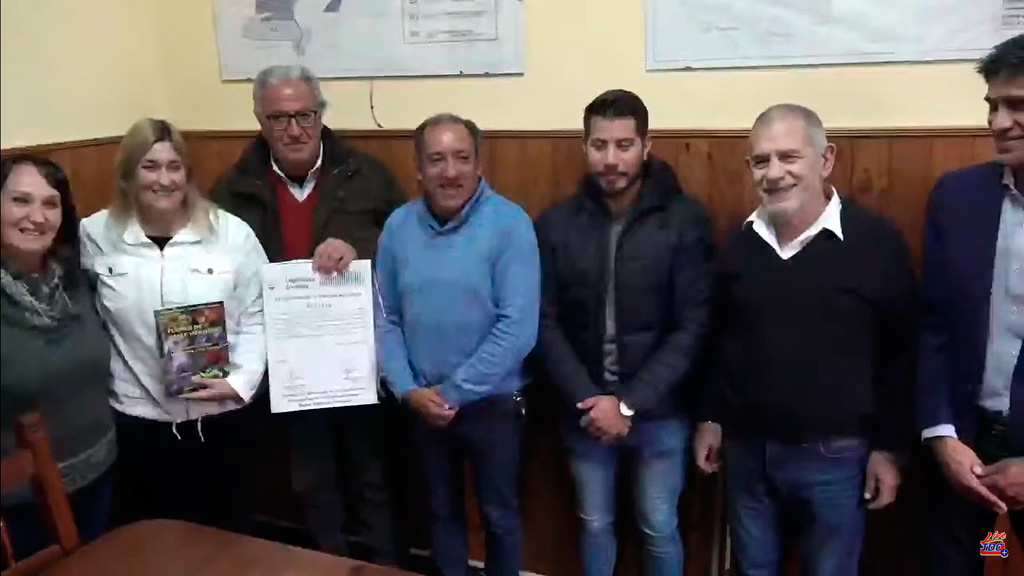 Reconocimiento legislativo al autor de libro Flores de Valle Hermoso