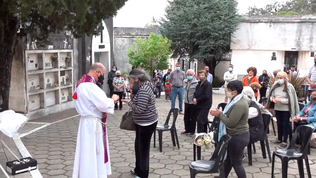 Misa a los difuntos en cementerio municipal faldense