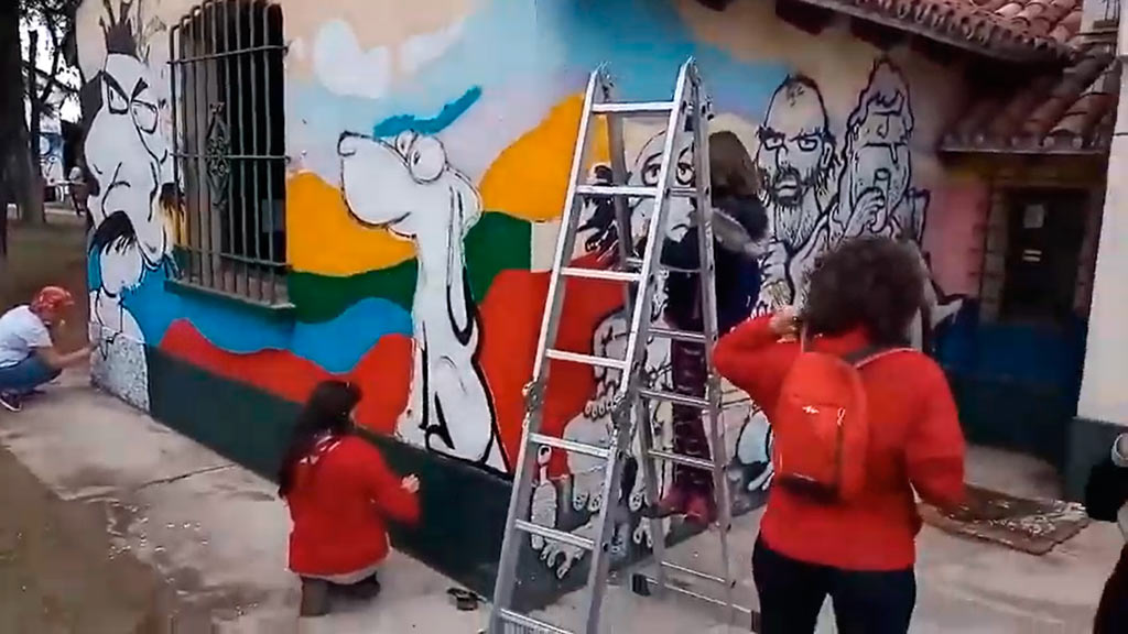 Restauración del mural de Guillermo Torres en biblioteca Babel