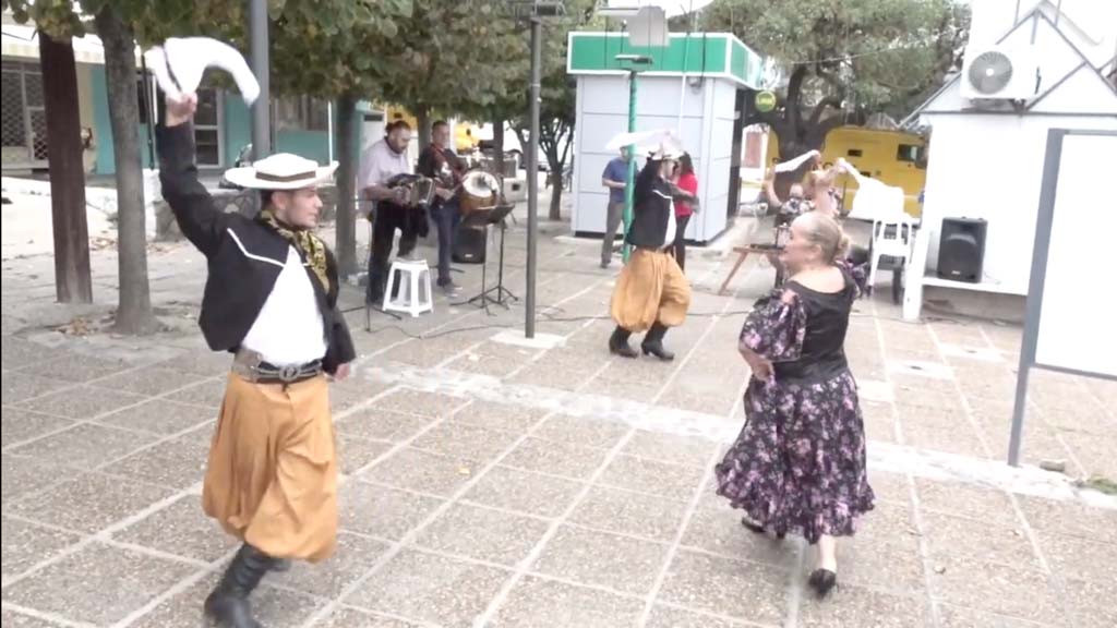 Baile y música de Zamba en el paseo Real de Valle Hermoso