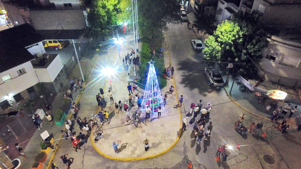 Deseos de buenas nuevas en el encendido del árbol navideño