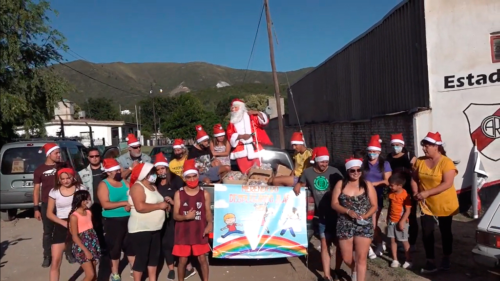 El Papa Noel del merendero recorrió el barrio San Jorge