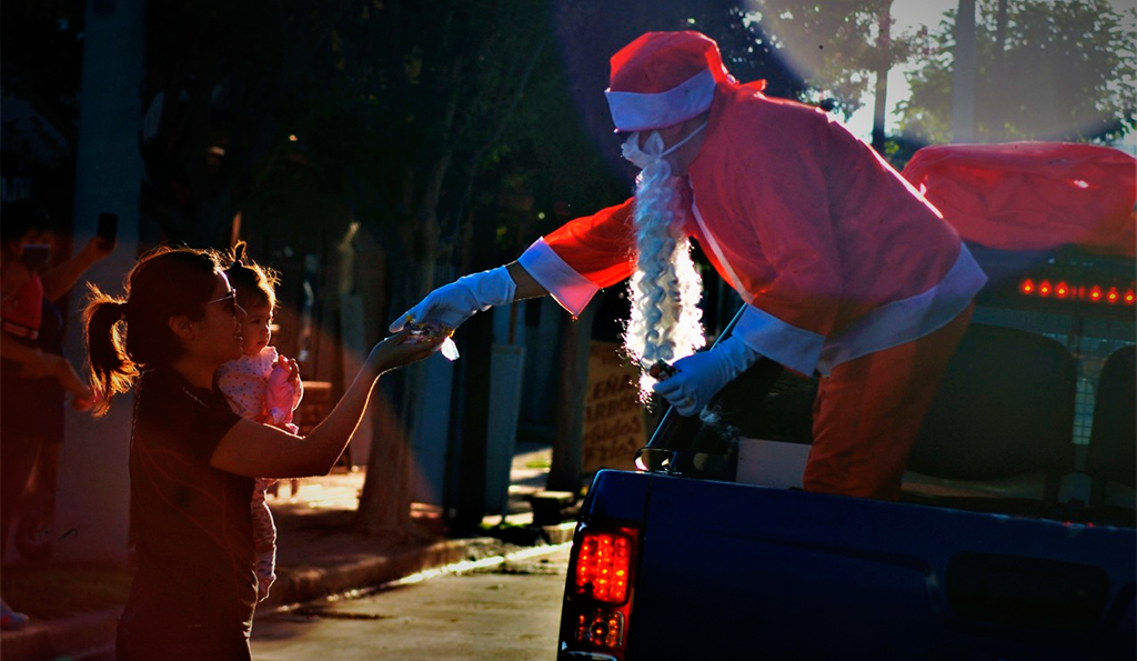 Papá Noel llegó con golosinas para los niños de Huerta Grande