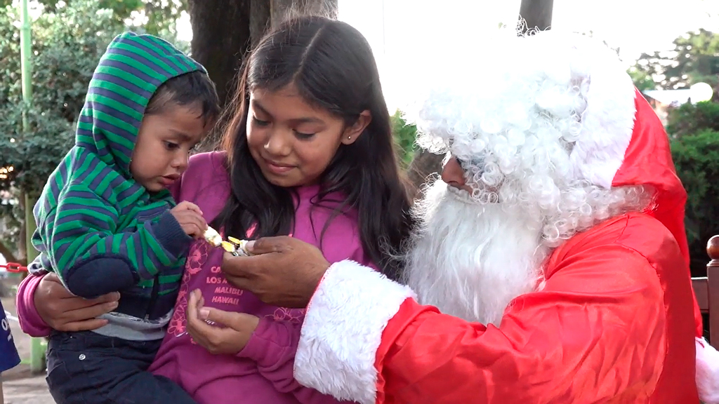 Papá Noel visita los barrios de Villa Giardino