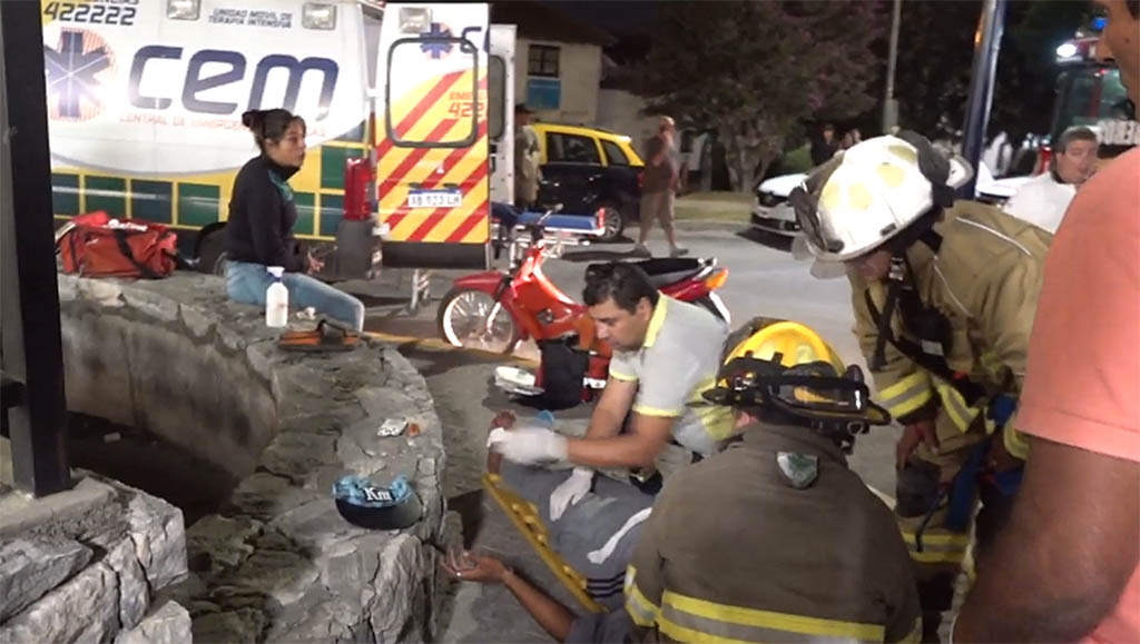 Accidente entre moto y vehículo frente al casino faldense