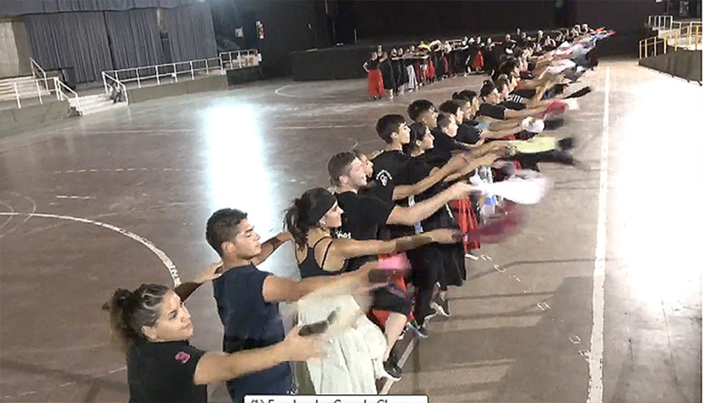 Bailarines de La Falda unidos en coreografía folklórica del Pre-Cosquín
